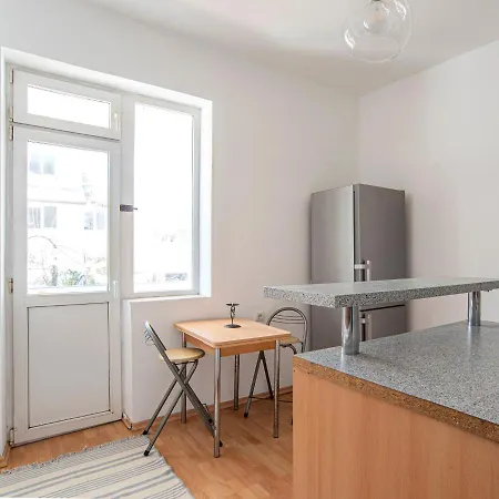 Quiet 2-bedroom With Own Private Garden *