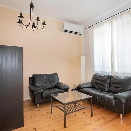 Quiet 2-bedroom With Own Private Garden